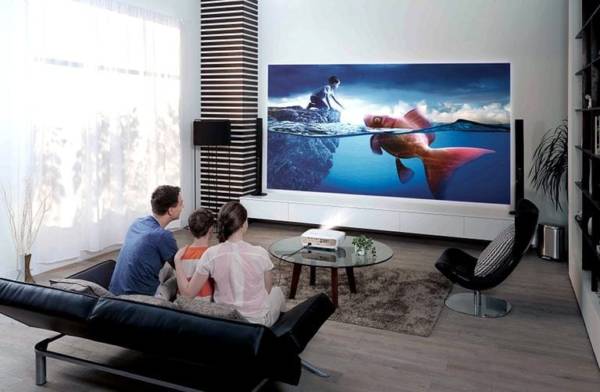 Smart TVs VS Projectors