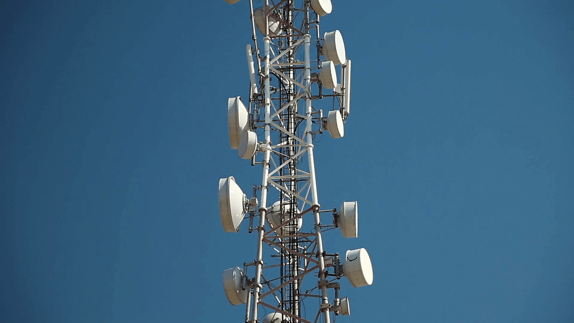 Mobile telecommunication tower antenna