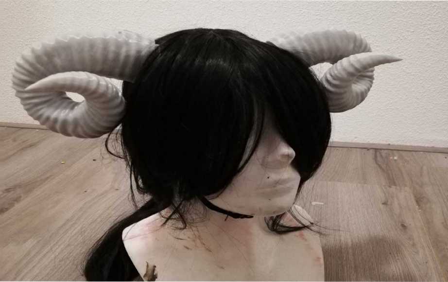 A Study Says That Excessive Use of Smartphone Can Lead To Growing Of A Pair Of Horns